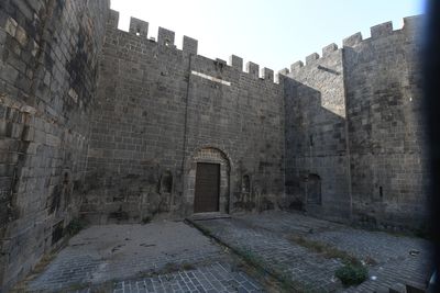 Diyarbakır Outside walls North side A from Dağ Kapı to northeast corner in 2025 0610.jpg