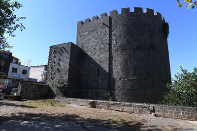 Diyarbakır Outside walls North side A from Dağ Kapı to northeast corner in 2025 0611.jpg