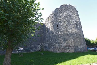 Diyarbakır Outside walls North side A from Dağ Kapı to northeast corner in 2025 0623.jpg