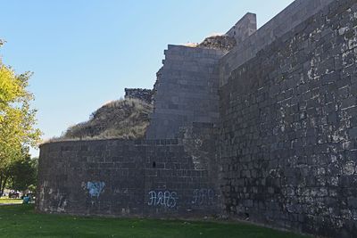 Diyarbakır Outside walls North side A from Dağ Kapı to northeast corner in 2025 8604.jpg