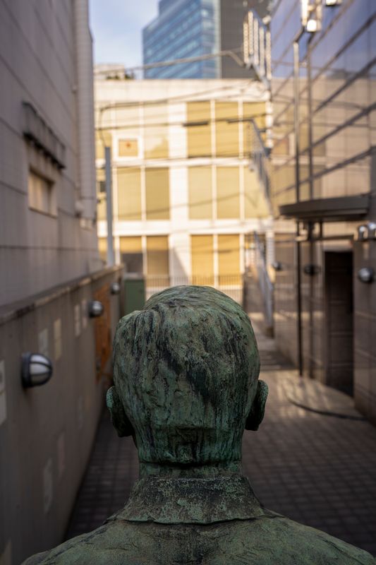 Mr. Statue: Socialist realists dont do spring.
