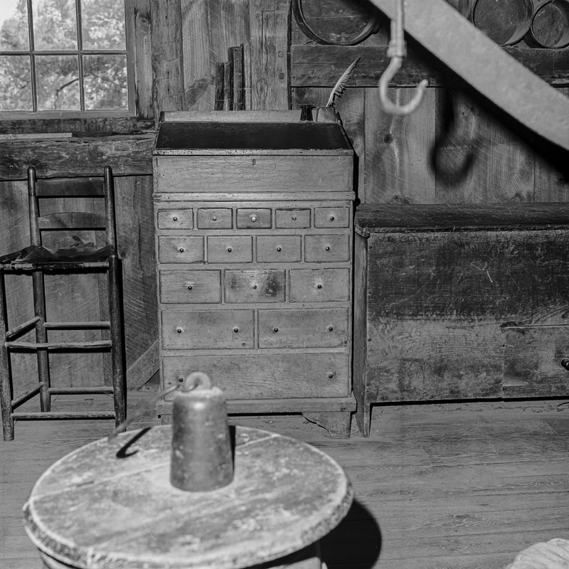 Chest of drawers with quill