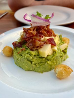 Guacamole with bacon, apples and fried cheese
