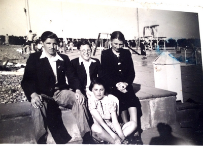 c. 1938 London: Finchley Pool  Bill, Clem, Veronica, Thora sitting