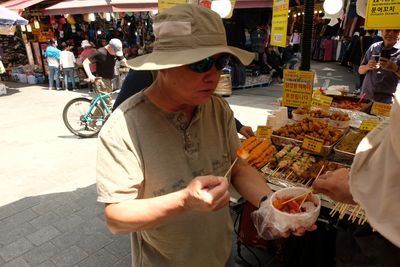 Popular Street Food Eateries and Customers (DSCF0437.JPG)