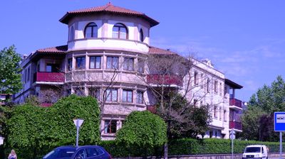 The Waterfront Is Dotted With Beautiful Mansions and Villas (DSCF3774.JPG)