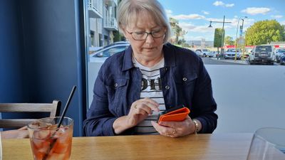 003.jpg Pam sending msgs.