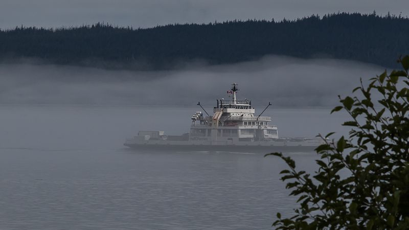 Plaatje vanaf balkon van ons huis in het noorden van Vancouver Island, met in de mist de Bowen Queen, veerboot naar Alert Bay (e