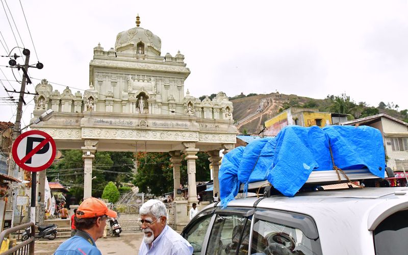 Stop to see the Gommateshwara statue in Shravanbelagola - Gerry and Bhuvenesh - India-2 0877