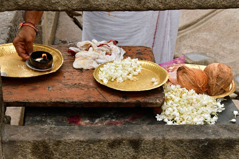 Preparing offering ritual - India-2-1006cr