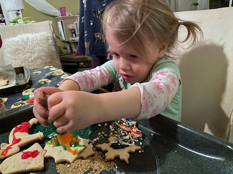 12-24 Let's decorate some cookies! i4865