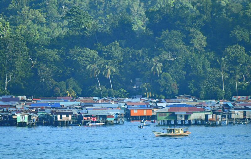 Stilt village off of Gaya Island 08-23-3500