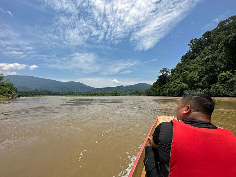 09-03 Tutoh River (Ba Boto): Headed up-river for rapids below Panen Long Iman village in a long boat - i1764