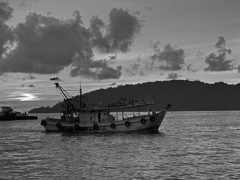 08-23 Fishing boat under way i0263bw