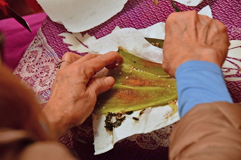 Cleaning roasted peppers - Moroc-3412