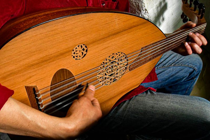 Hamza El Faziki plays the oud Moroc-3494