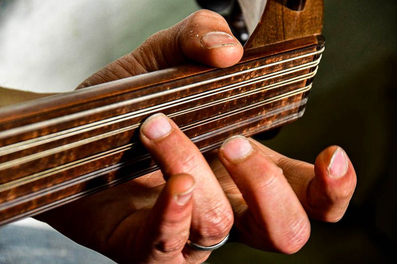 Hamza El Faziki plays the oud Moroc-3501