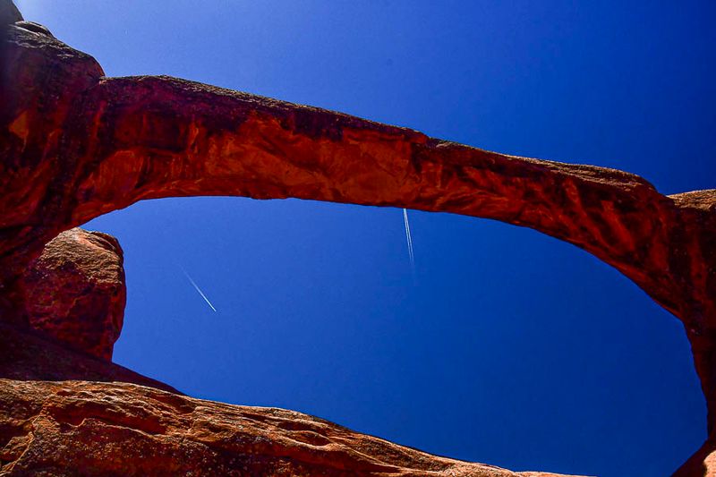 05-02 Arch and contrails Utah19-2-0939