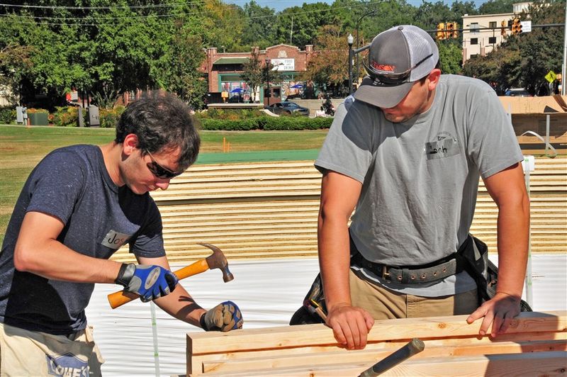 Student volunteers - A whole lotta nailin' goin' on -HH16 6851