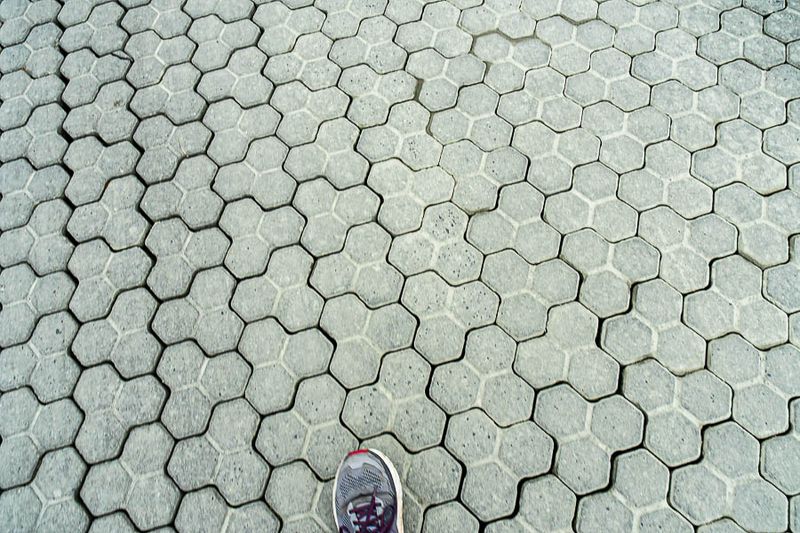 06 13 Pavement mimicking the basalt column cross sections of basalt columns at the Giant's Causeway 5109