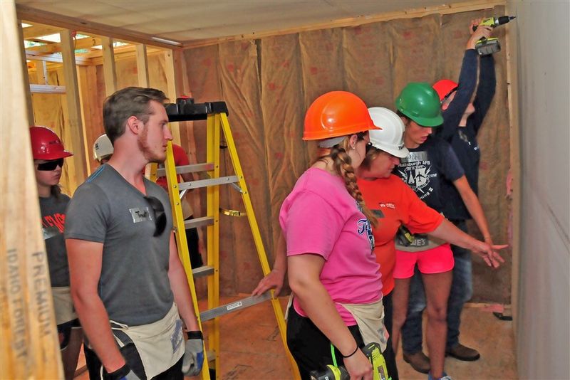 Student volunteers HH16 7251