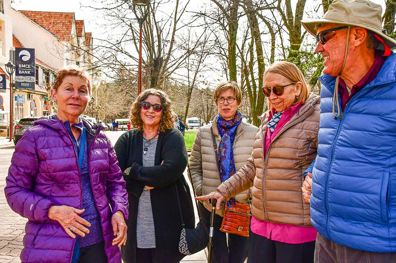04 02 Ifrane - Paula, Naomi, Joanne, Judy, John Moroc-3682