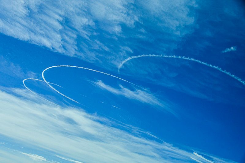 04 02 Fighter jet contrails Moroc-3754