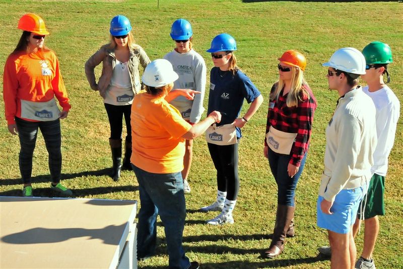 Instucting new student volunteers HH16 7346