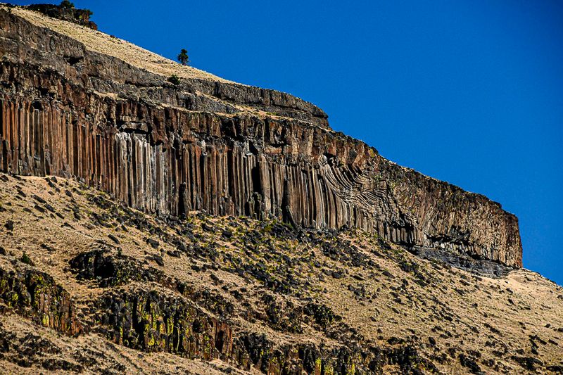 07 18 Basalt columns from overlaid lava flows 7698