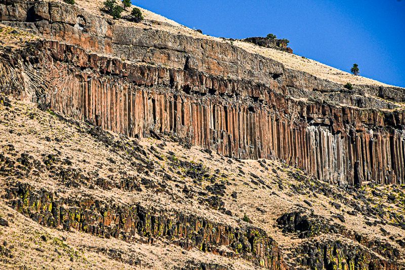 07 18 Basalt columns from overlaid lava flows 7699