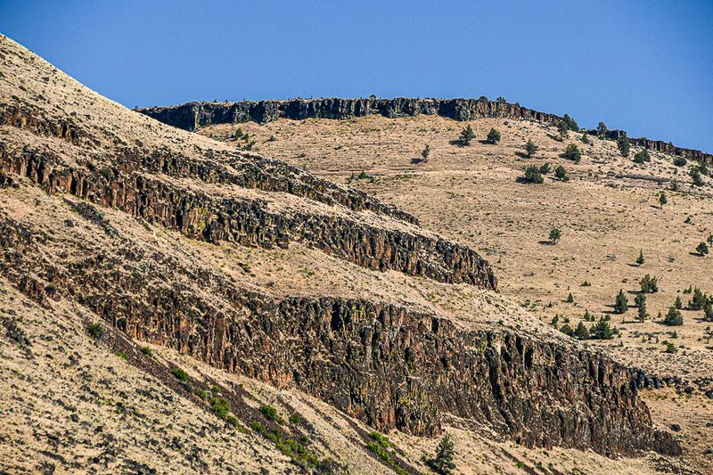 07 18 Basalt columns from overlaid lava flows 7704