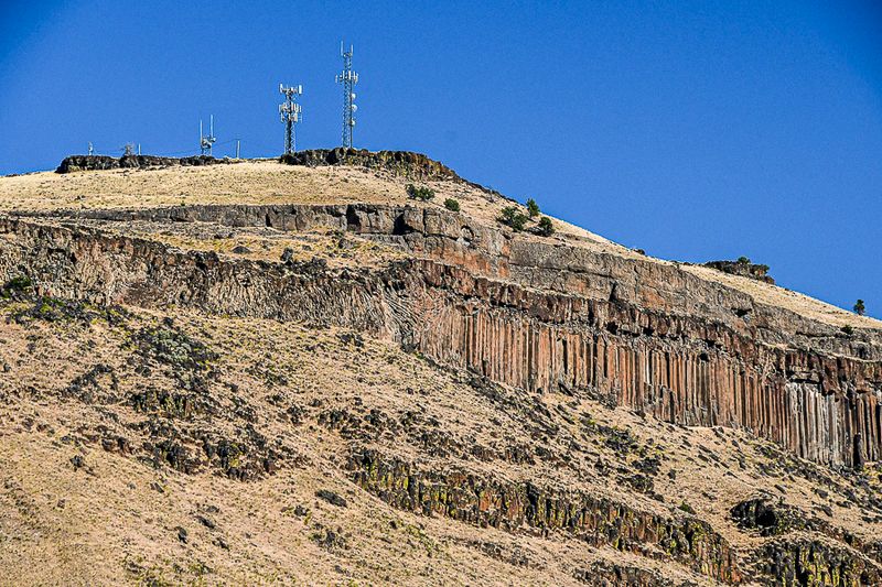 07 18 Basalt columns from overlaid lava flows 7705