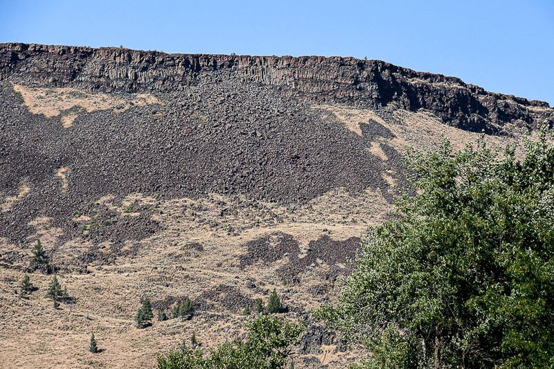 07 18 Basalt columns and scree from overlaid lava flows 7707