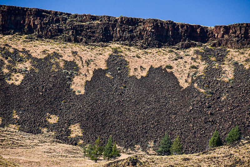 07 18 Basalt columns and scree from overlaid lava flows 7709