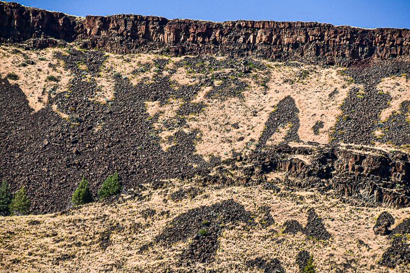 07 18 Basalt columns and scree from overlaid lava flows 7710