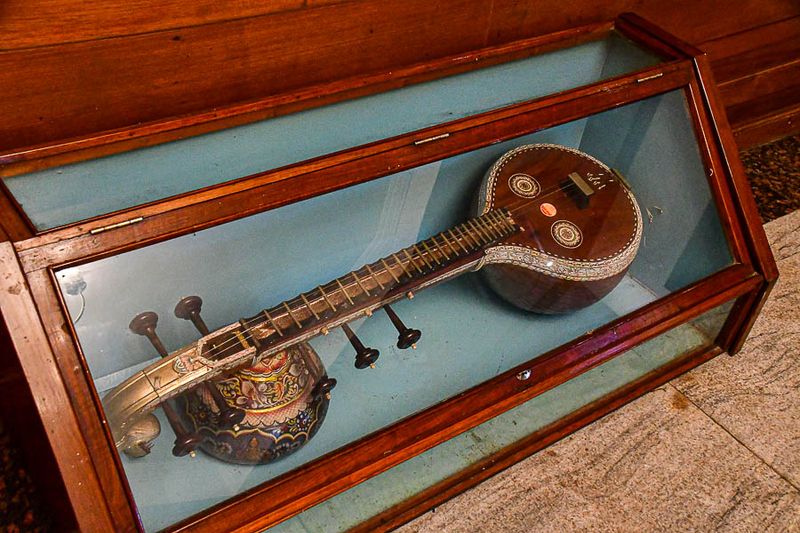 09 04 Veena on display in a hotel lobby India-2-2343