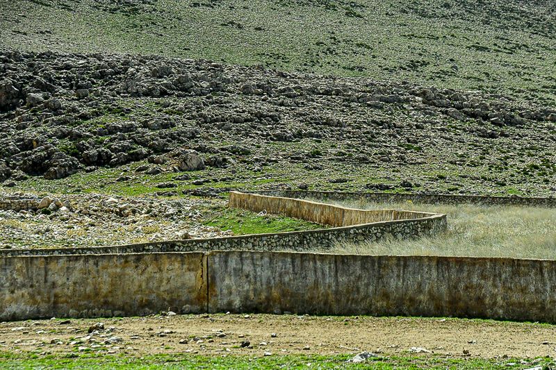 04 02 Cemetery wall Moroc-3910