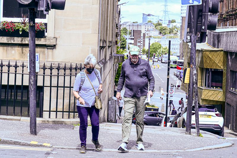 06 15 Pat and George on the street 5227