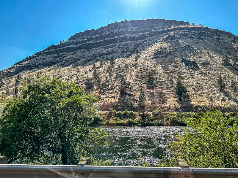07 18 Along the Deshutes River iE6909