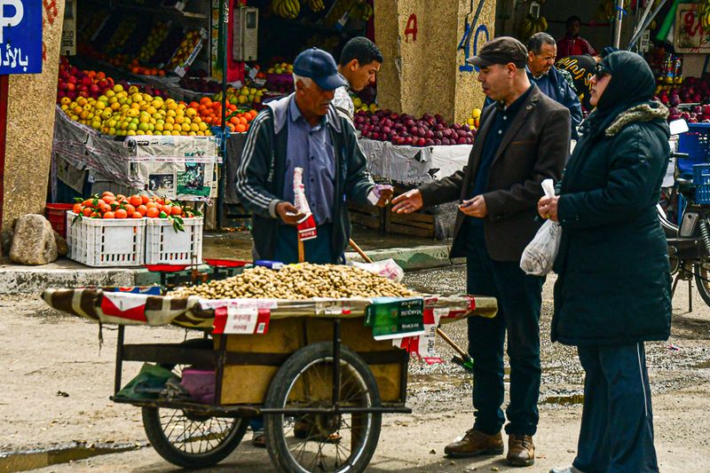 04 02 Bying peanuts Moroc-4071
