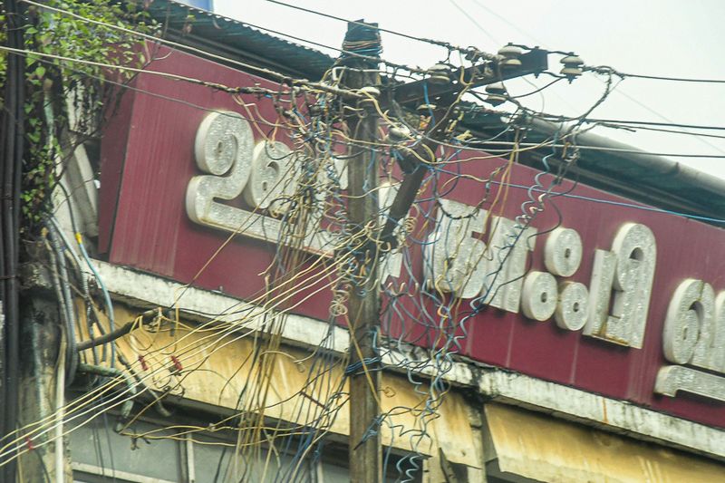 09 04 Pity the lineman! India-2-2460