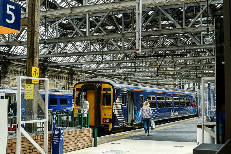 06 15 Glasglow train station 5236