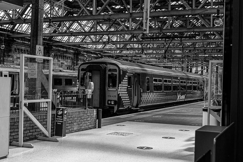 06 15 Glasglow train station 5237-3