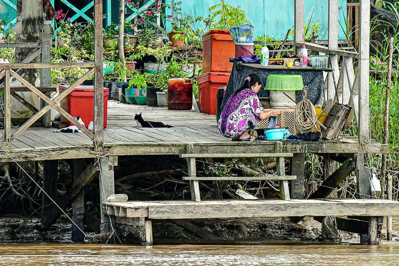 08 26 Washing clothes along the the Kinabatangan River 4614