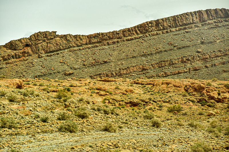 04 02 Uplifted and heavily weathered sedimentary rock Moroc-4187