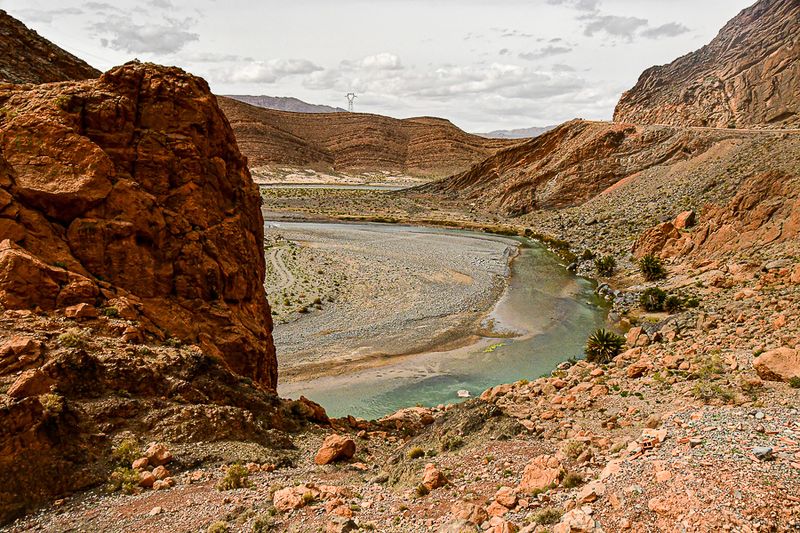 04 02 A change in rock color and a river Moroc-4209