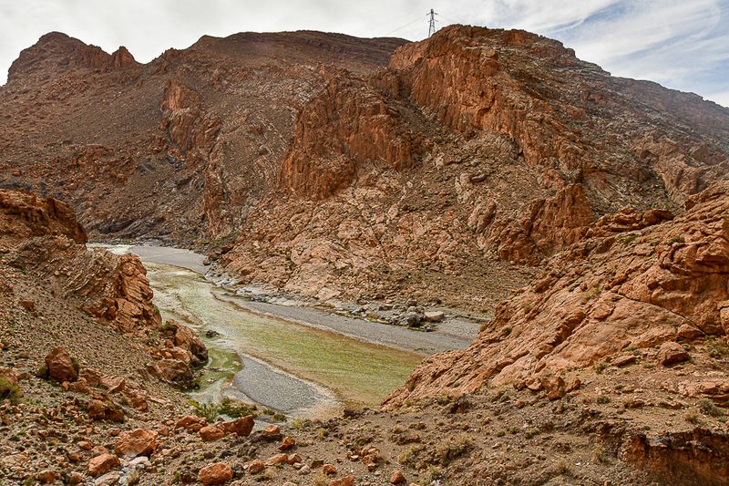04 02 A change in rock color and a river Moroc-4211