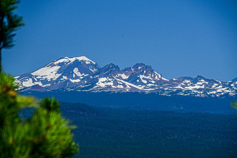 07 19 South Sister (Charity) (L) and Broken Top (R) from Lava Butte 7900