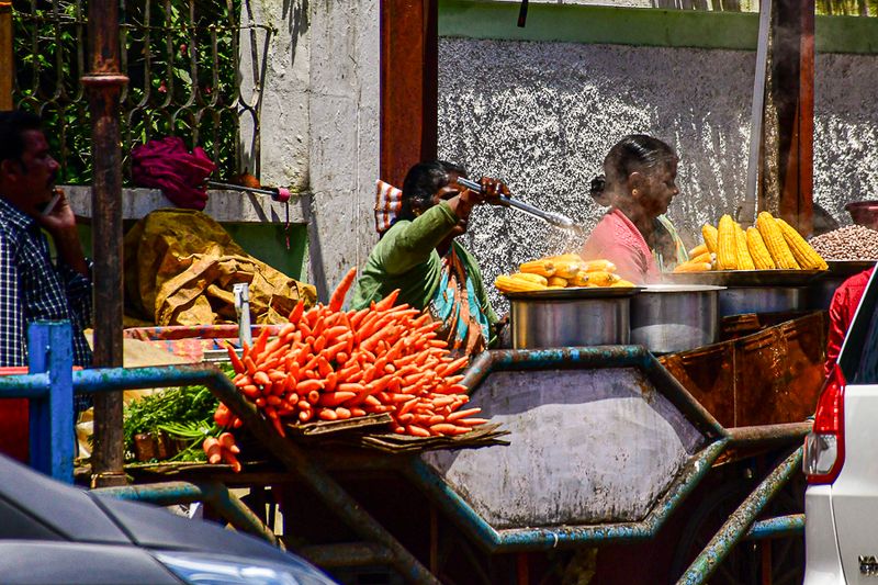 09 05 Selling carrots and sweet corn - India-2-2632