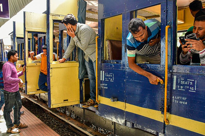 09 05 Passengers coming off the train in Ooty India-2-2668